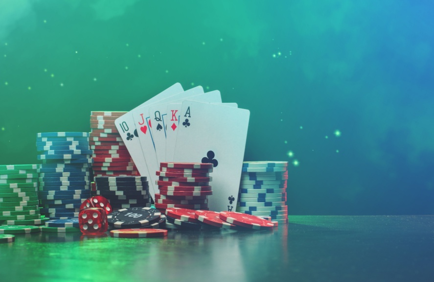 sustatytos kortos ir pokerio zetonai