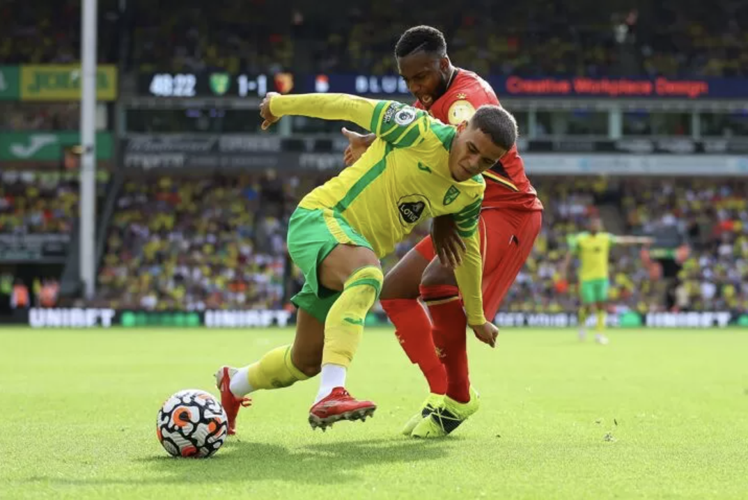 Watford vs Norwich futbolo zaidejai kovoja del kamuolio