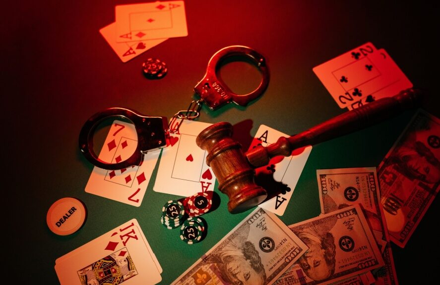 kortos ir kazino zetonai ant pokerio stalo