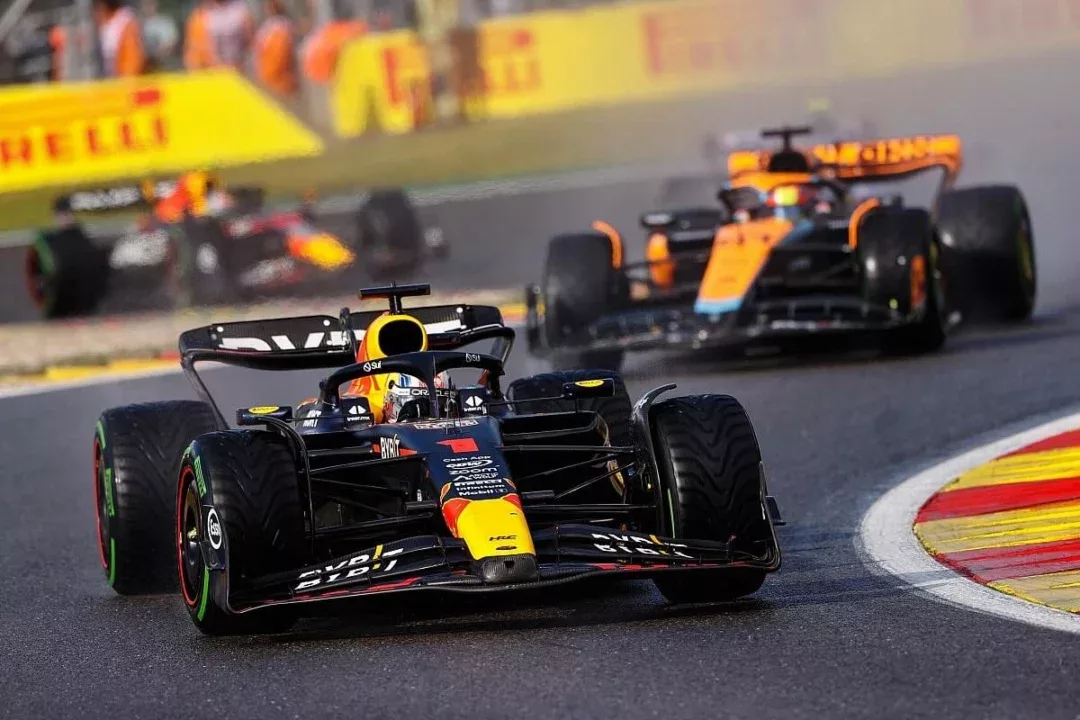 Formule 1 automobiliai trasoje 