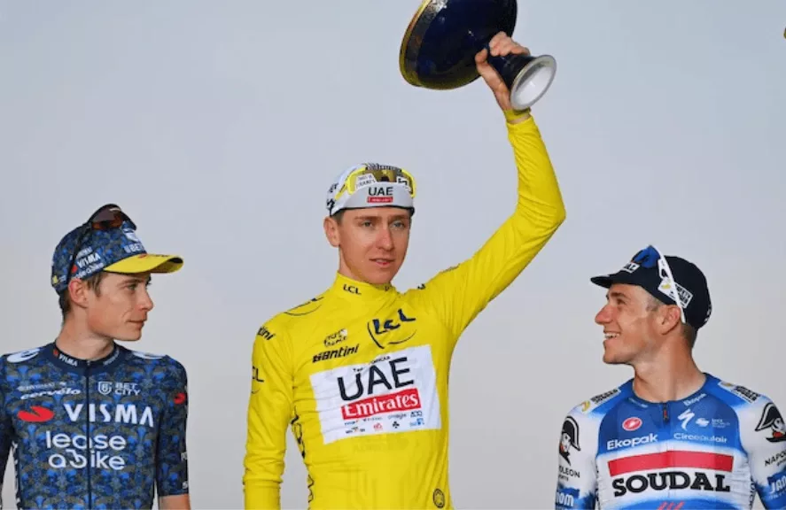 Tour de France 2024 nugalėtojas kelia taurę