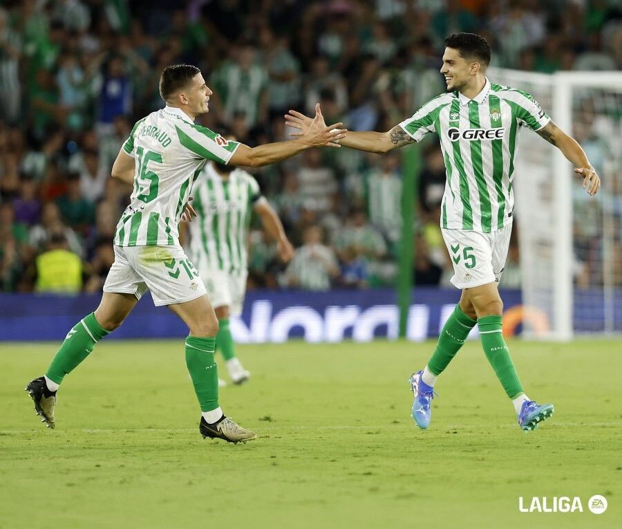 Du Real Betis žaidėjai sveikina vienas kitą