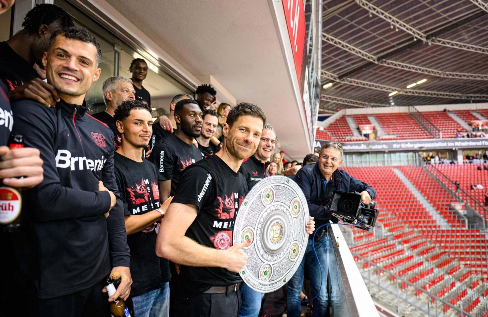 Bayer Leverkusen su Bundeslygos trofėju savo rankose