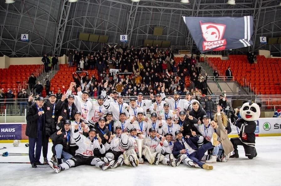 Vilniaus Hockey Punks ledo ritulio komanda su fanais