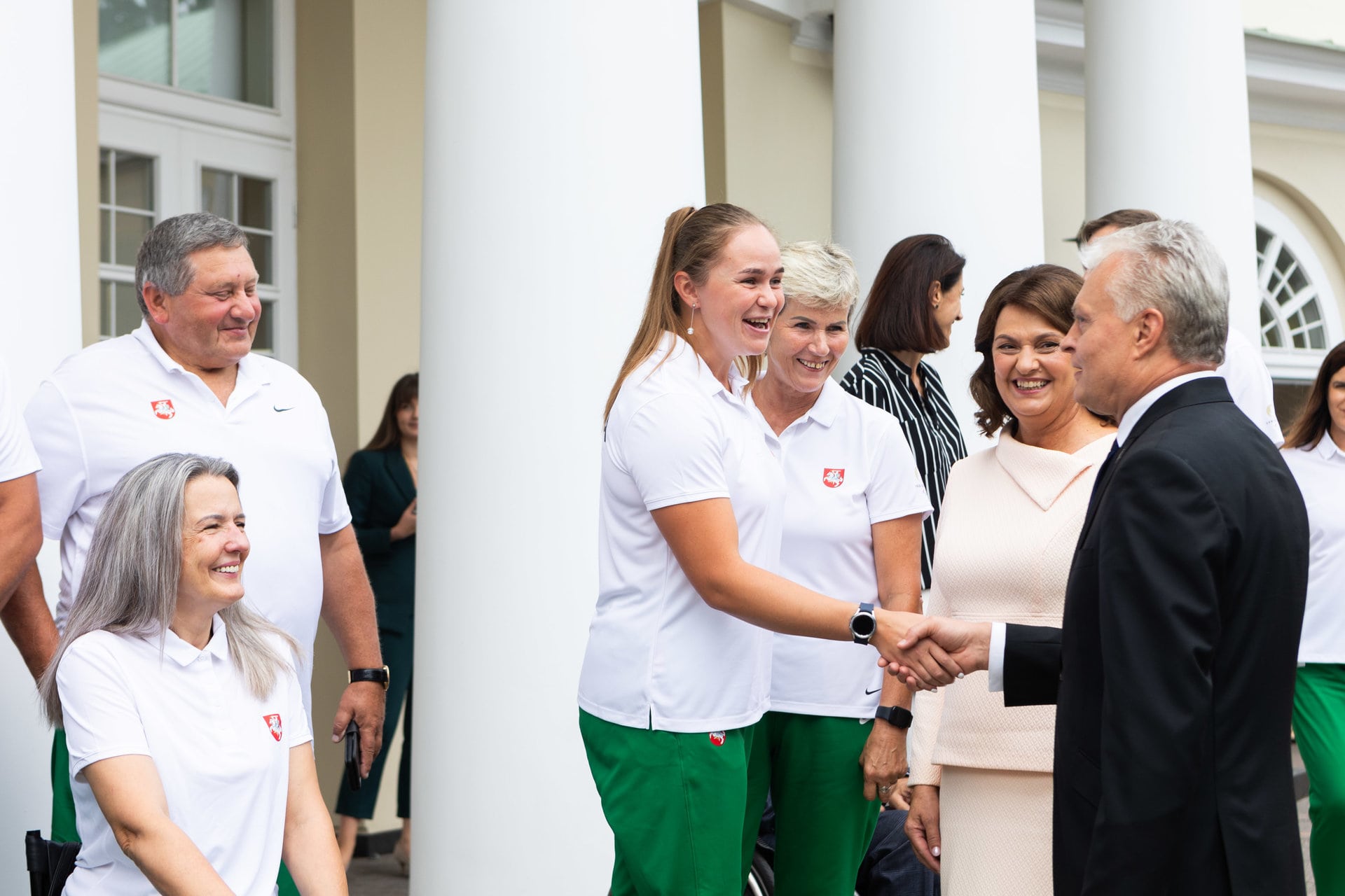 Lietuvos paralimpiečiai spaudžia ranką Lietos prezidentui 