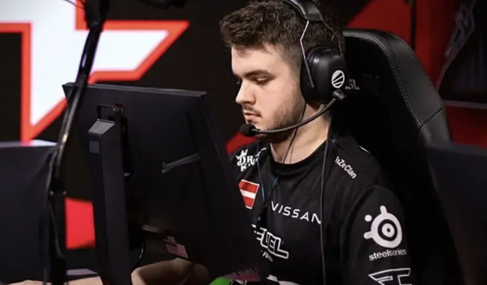 Faze clan žaidėjas susikaupes žiuri į ekraną 