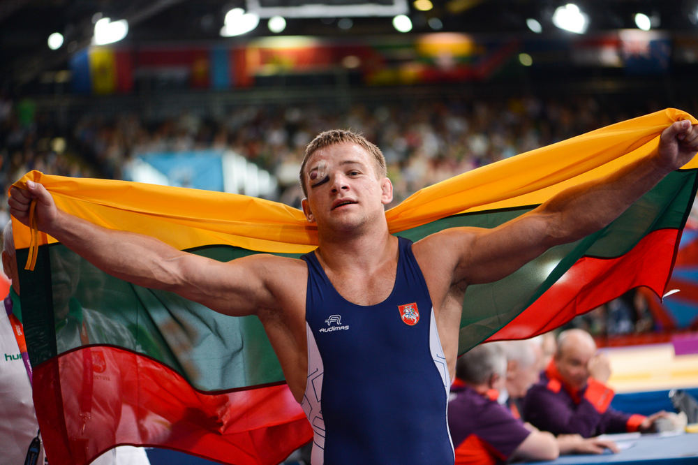 Aleksandras Kazakevičius triumfuoja su Lietuvos vėliava 