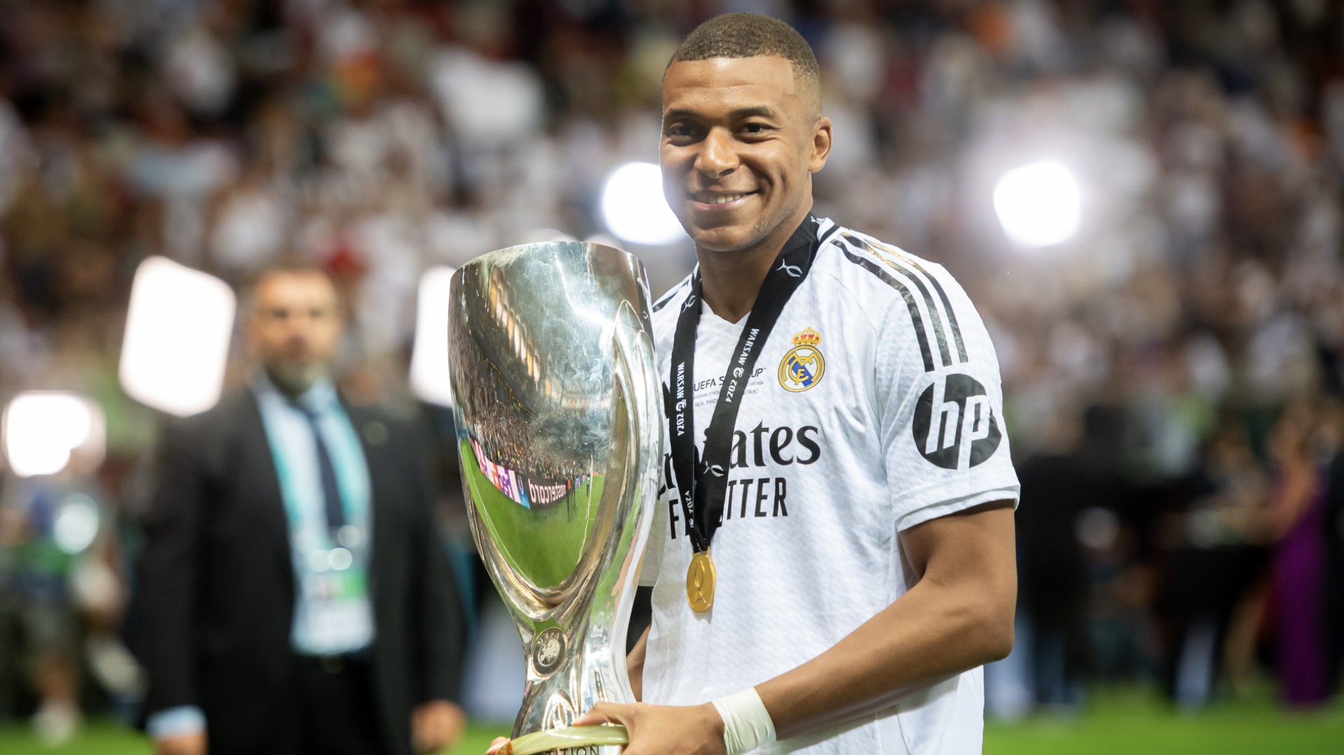 Kylianas Mbappe su trofeju rankose