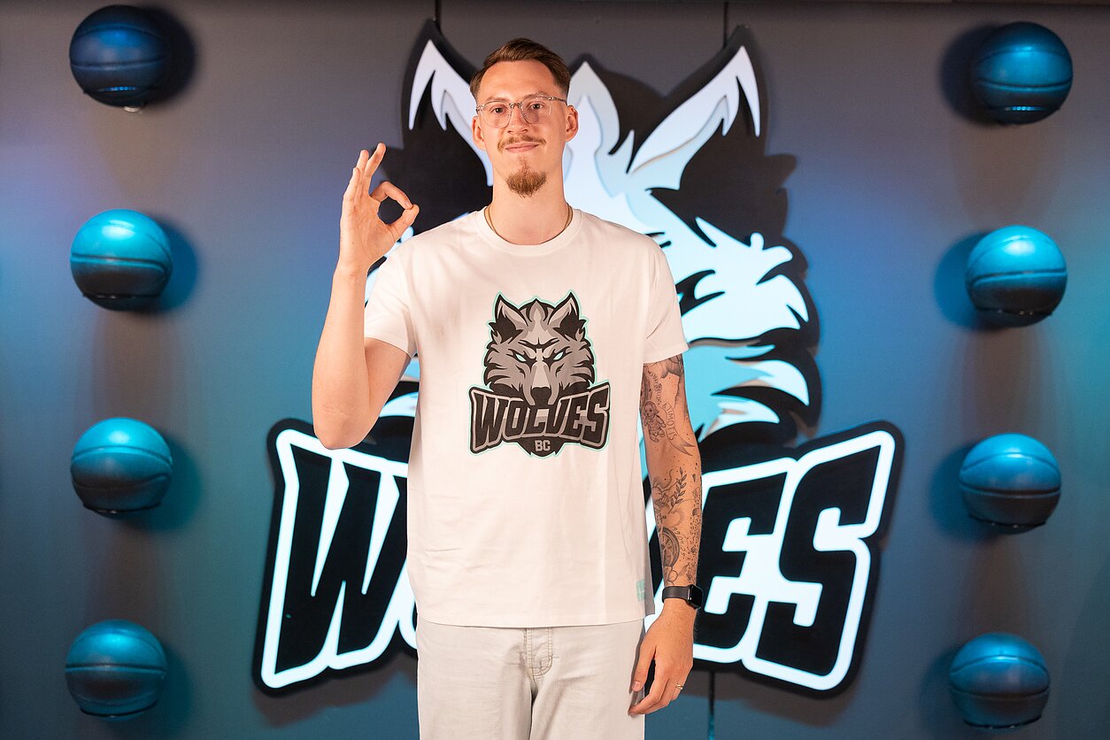 Arnoldas Kulboka pozuoja su Wolves marškinėliais 