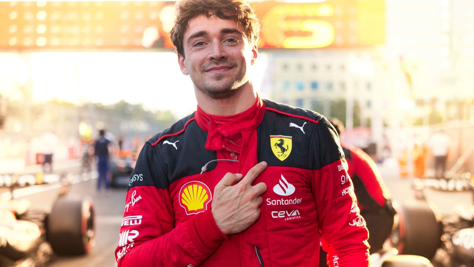 Charles Leclerc su Ferrari komandos apranga 