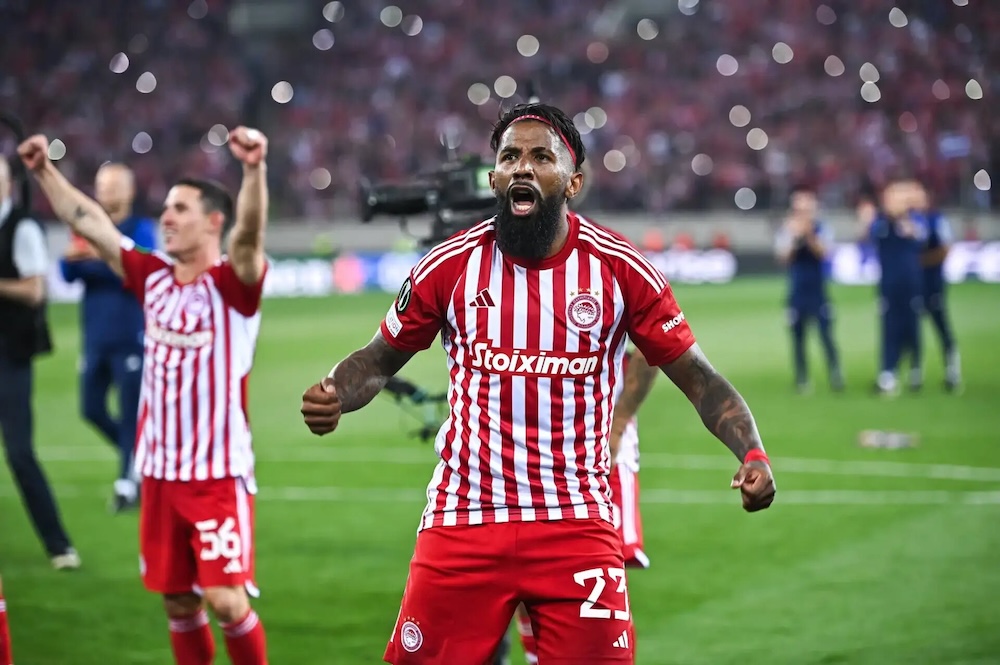 Triumfuojantys Olympiacos žaidėjai 