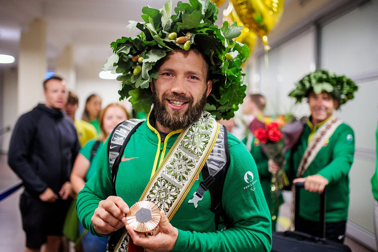 Osvaldas Bareikis pozuoja su olimpiniu medaliu 