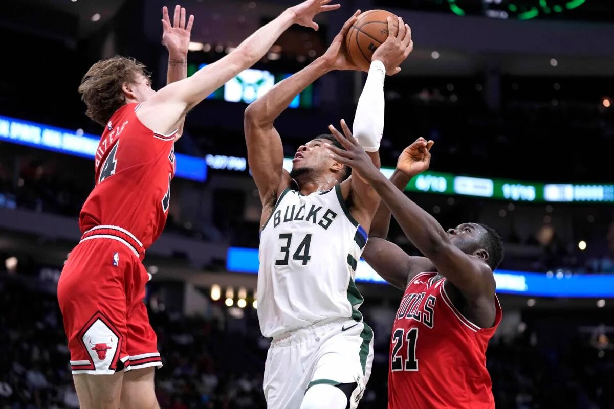 Giannis veržiasi link krepšio per Bulls žaidėjus