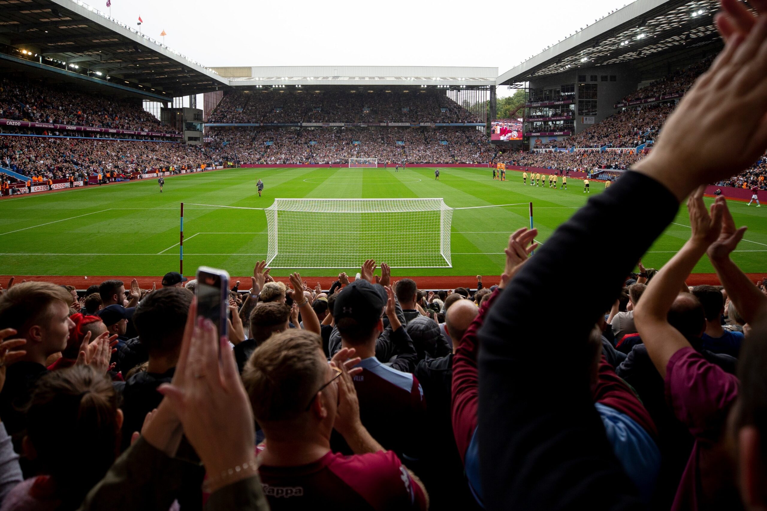 Aston Villa futbolo stadionas pilnas žmonių 