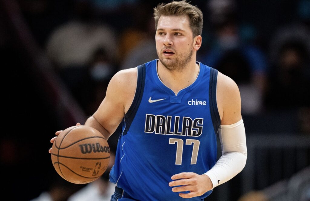 Luka Dončičius driblinguoja kamuolį