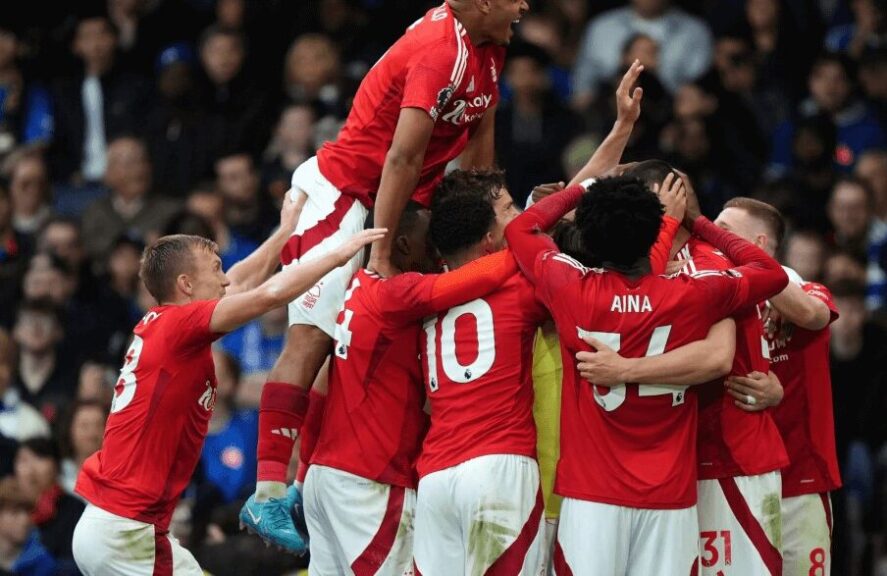 Nottingham Forest žaidėjai triumfuoja po įvarčio