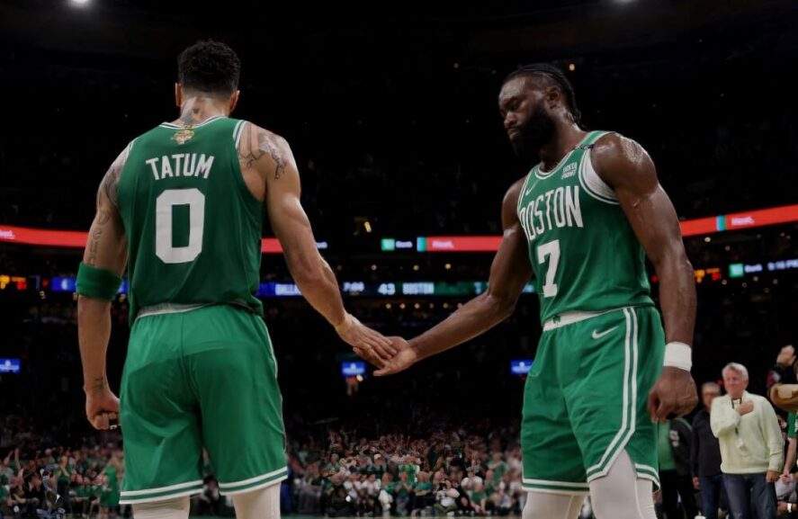 Bostono Celtics žaidėjai muša rankomis