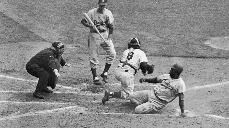 Akimirkos iš 1955 metų beisbolo World Series ir legendinis Jackie Robinsonas pelno tašką vogdamas bazę.