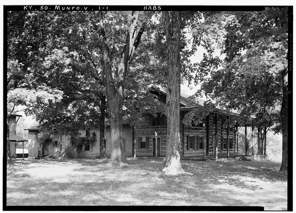 Asociatyvi nuotrauka - didelis pastatas Munfordvilyje, Kentukyje ~1940.