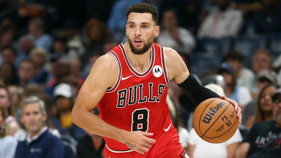 Chicago Bulls žaidėjas driblinguoją kamuolį 