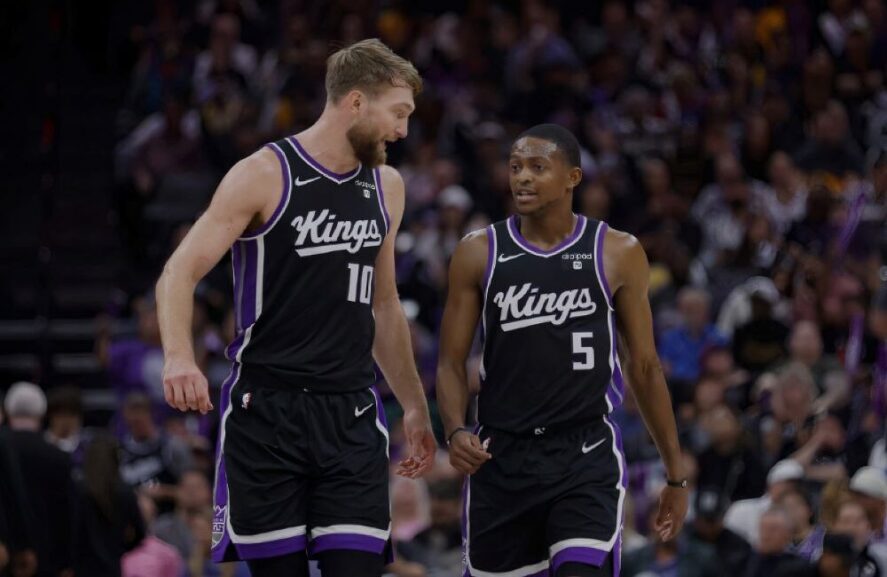 Du Sacramento Kings žaidėjai kalbasi rungtynių metu