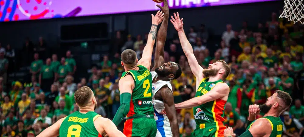 lietuvos vyru krepsinio rinktine kovoja del kamuolio po krepsiu