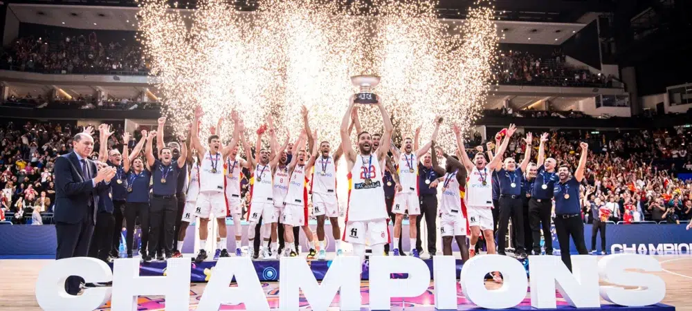 2022 metu eurobasket nugaletojai kelia taure svesdami