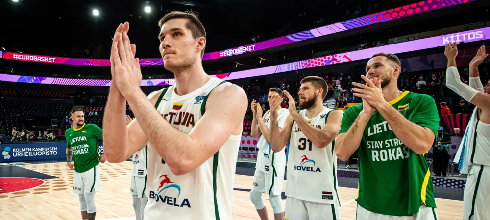 lietuvos krepsinio rinktines zaidejjai ploja